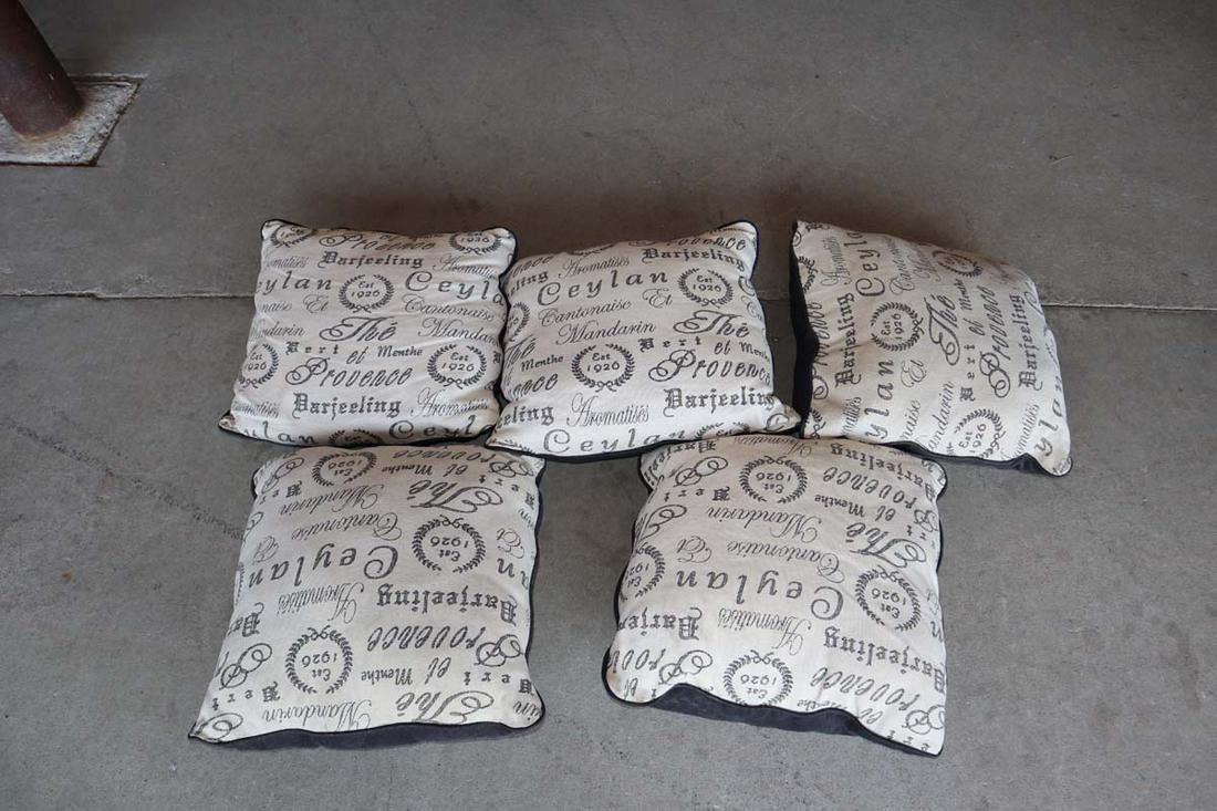 Set of 5 decorator pillows (1 of 2)
