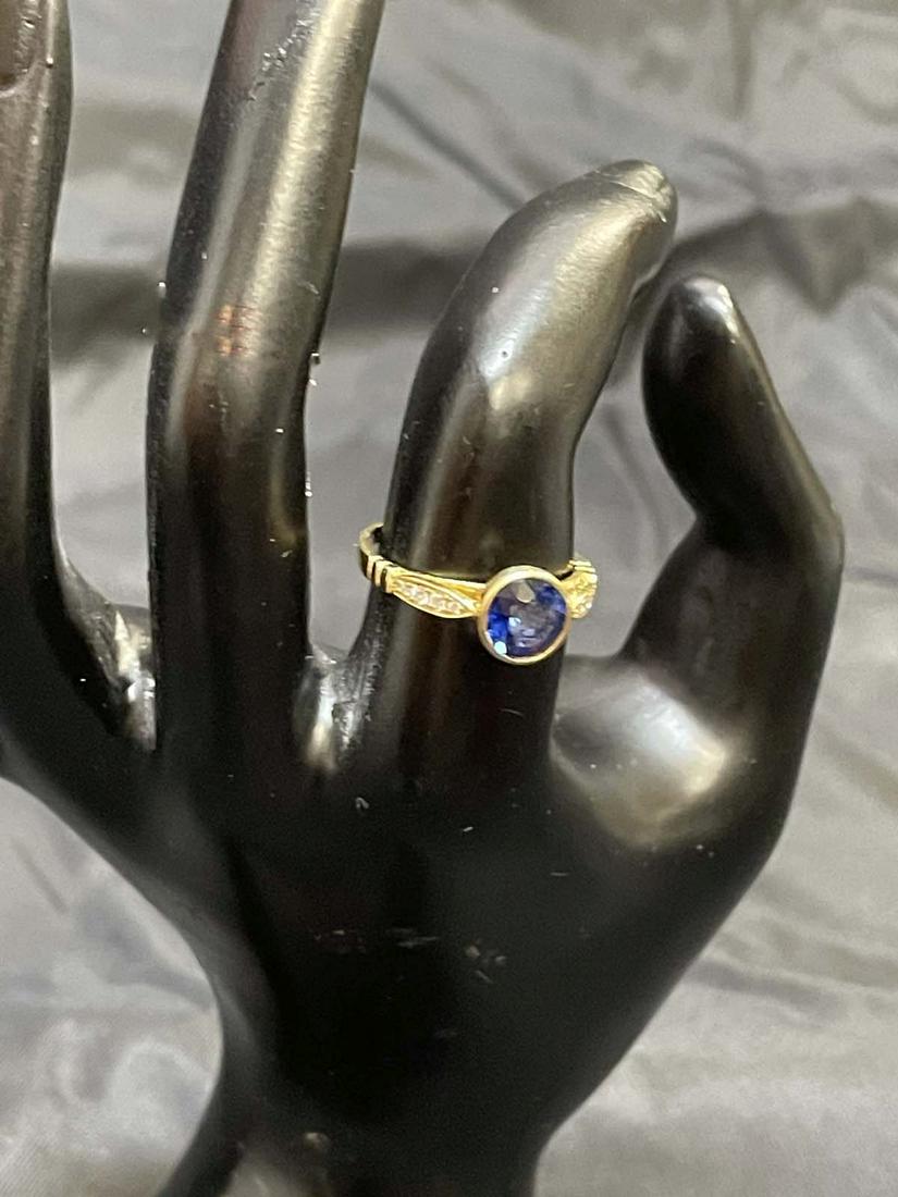 18K yellow gold ring with 1.8ct sapphire stones approx. size 7.5 (1 of 4)