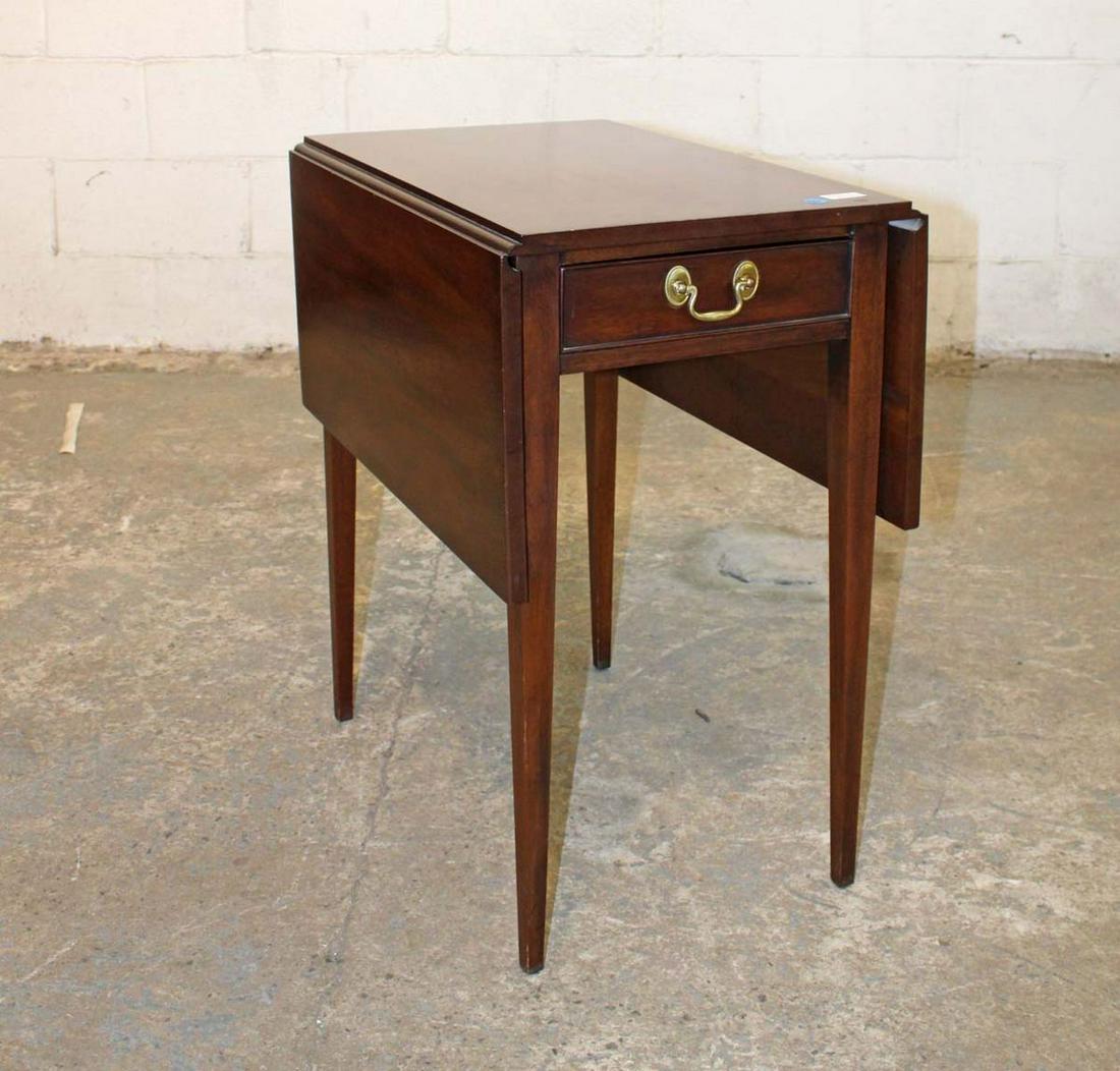 Henkel Harris solid mahogany drop side Pembroke table (1 of 8)