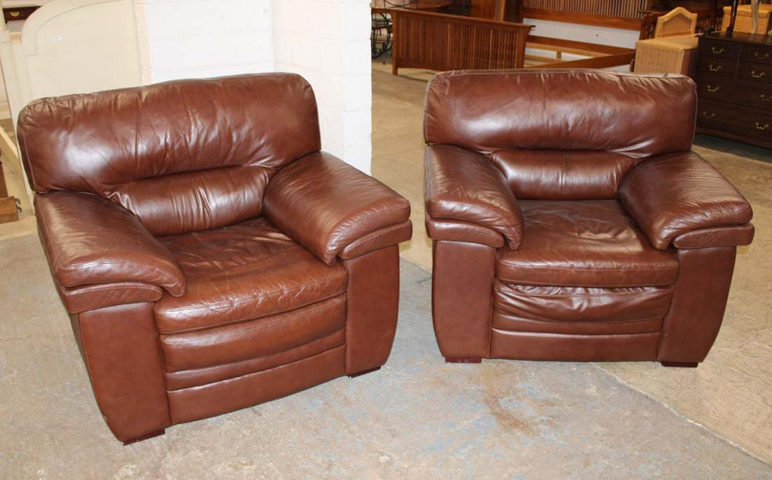 Nice pair of oversized leather club chairs (1 of 4)