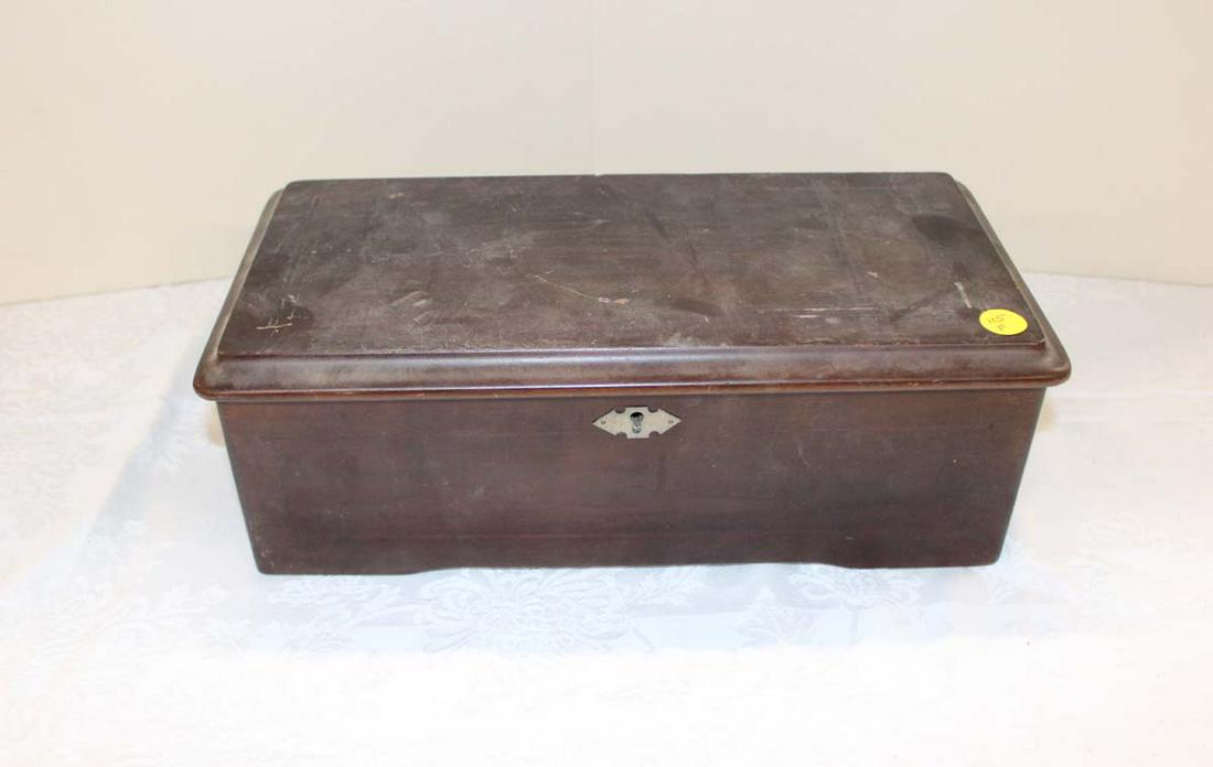 Antique rosewood single comb music box teeth are good and it is working: Antique rosewood single comb music box teeth are good and it is working approx. 14" w x 7" d x 5" h