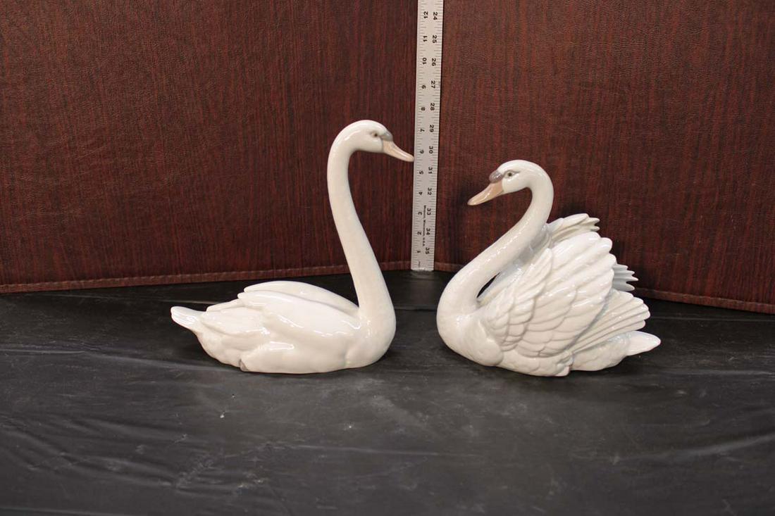 Vintage Lladro porcelain figurines of swans (2) (1 of 5)