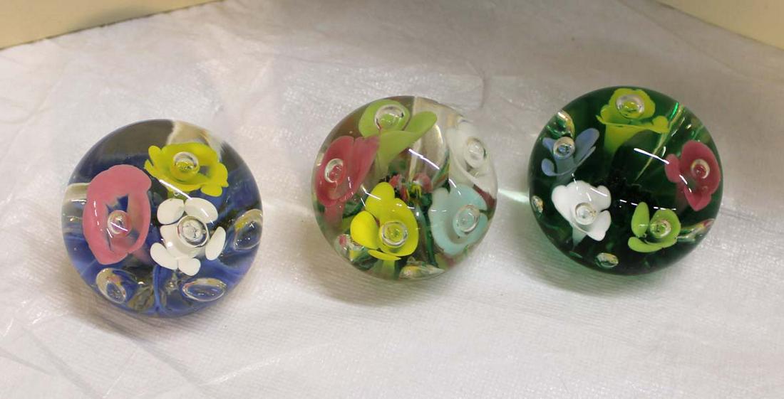 (3) St. Clair vintage hand blown art glass paperweights, two are Maude and bob (1 of 3)