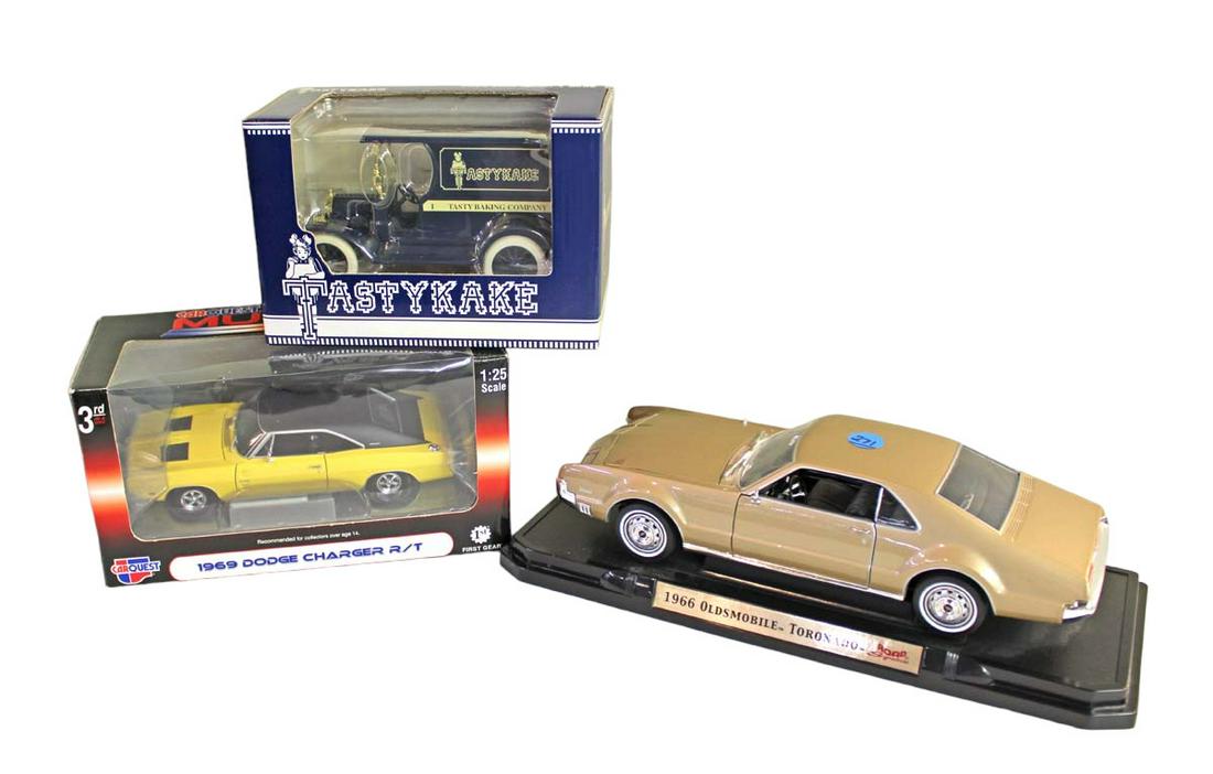 3pc die cast set including Olds Mobile Tornado, 1969 Dodge Charger and more (1 of 5)