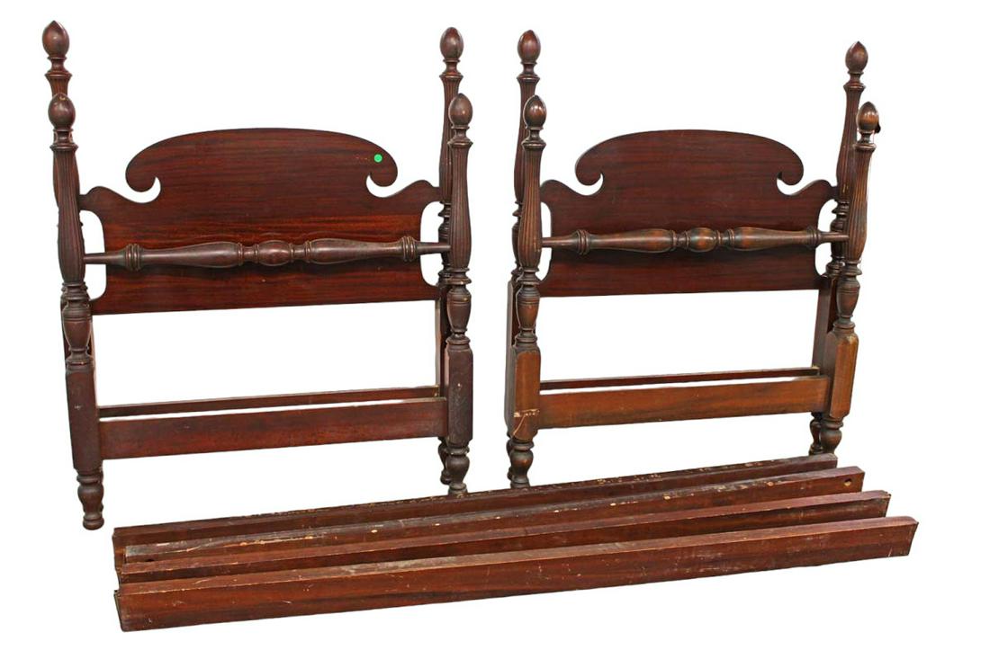 Pair of vintage mahogany 4 poster twin beds with rails (1 of 3)