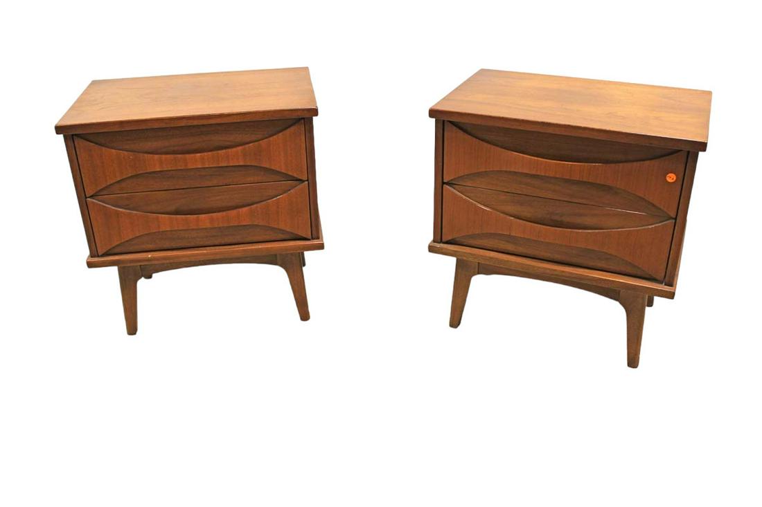 Pair of Mid Century Modern walnut bedside night stands, United Furn. original finish (1 of 6)