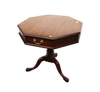 Beautiful Henkel Harris table, butterfly lift top, solid mahogany, octagon shape, queen anne base: Beautiful Henkel Harris butterfly lift top table, solid mahogany, octagon shape, queen anne base, structurally sound and in good condition, 28"x28"x28"