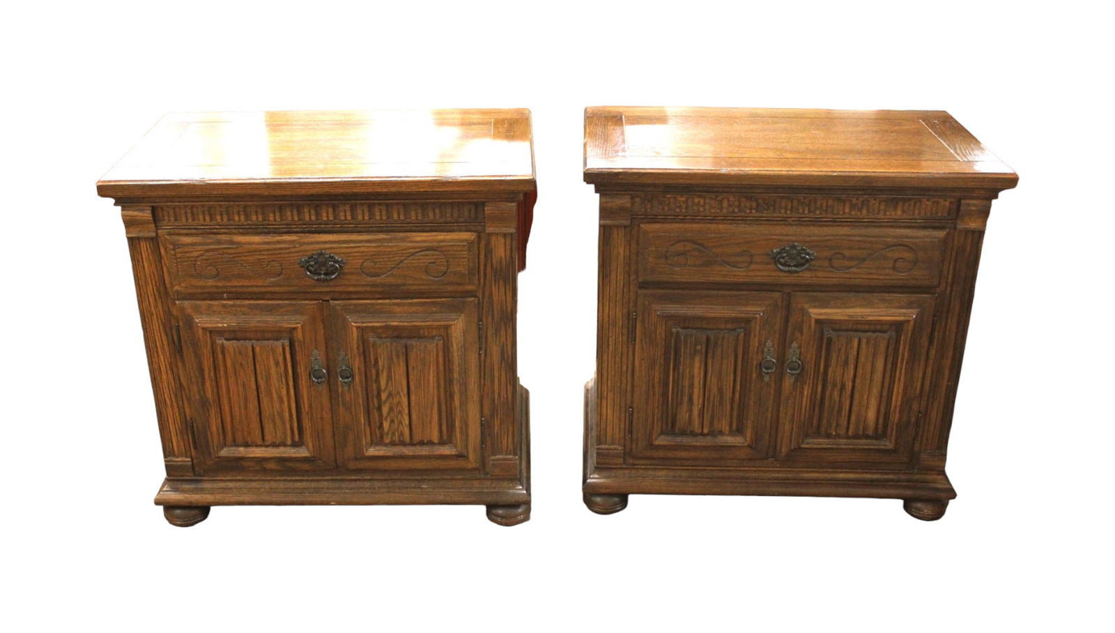 Pair Vintage Ethan Allen night stands, carved oak (1 of 7)