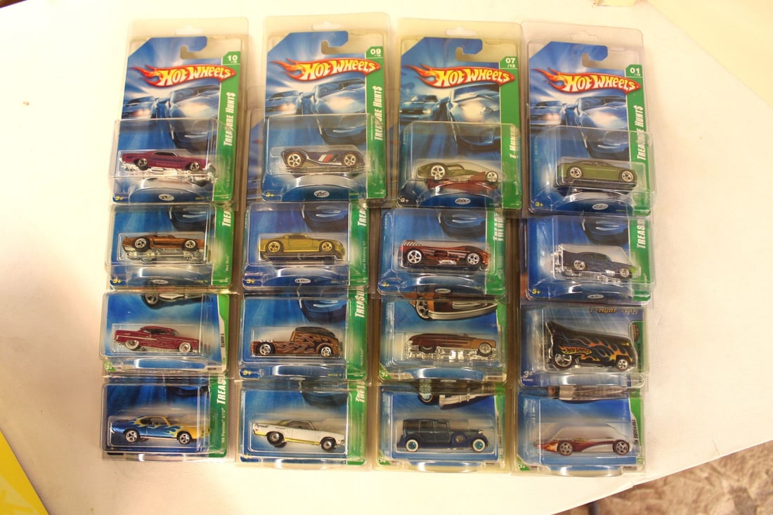 16 Hot Wheels Trea$ure Hunt$ Collection, original packaging not opened (1 of 2)