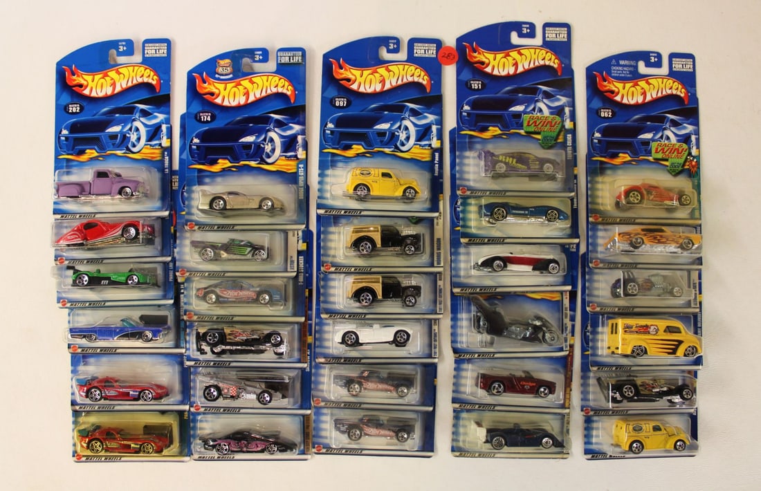 30 Hot Wheels, mixed series, original packaging not opened (1 of 4)