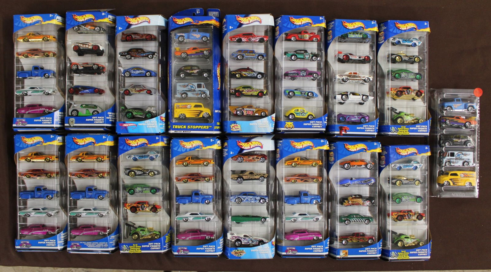 17 packs of 5 Hot Wheels, Gift Packs, unopened (1 of 2)
