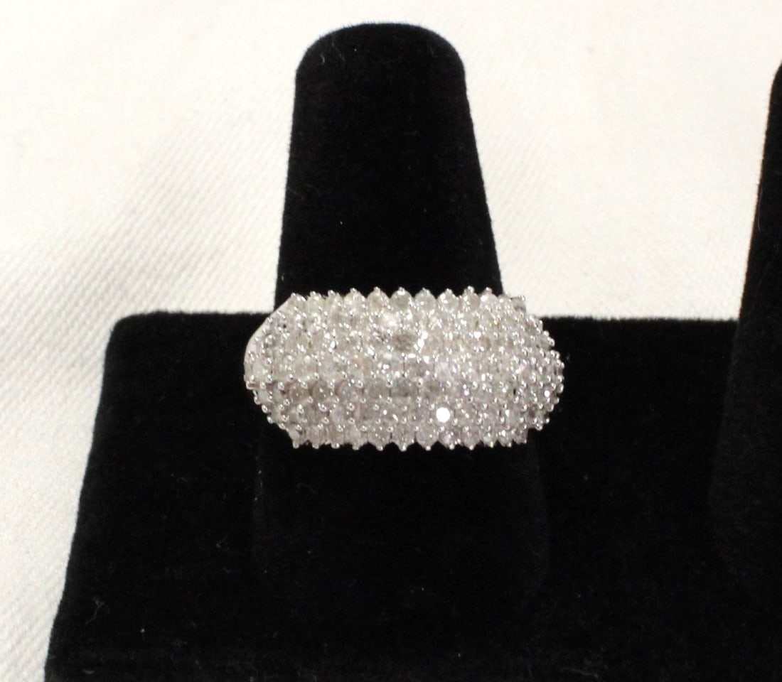 Natural approx. 1.5ctw Diamond ring in 10kt white gold (1 of 3)