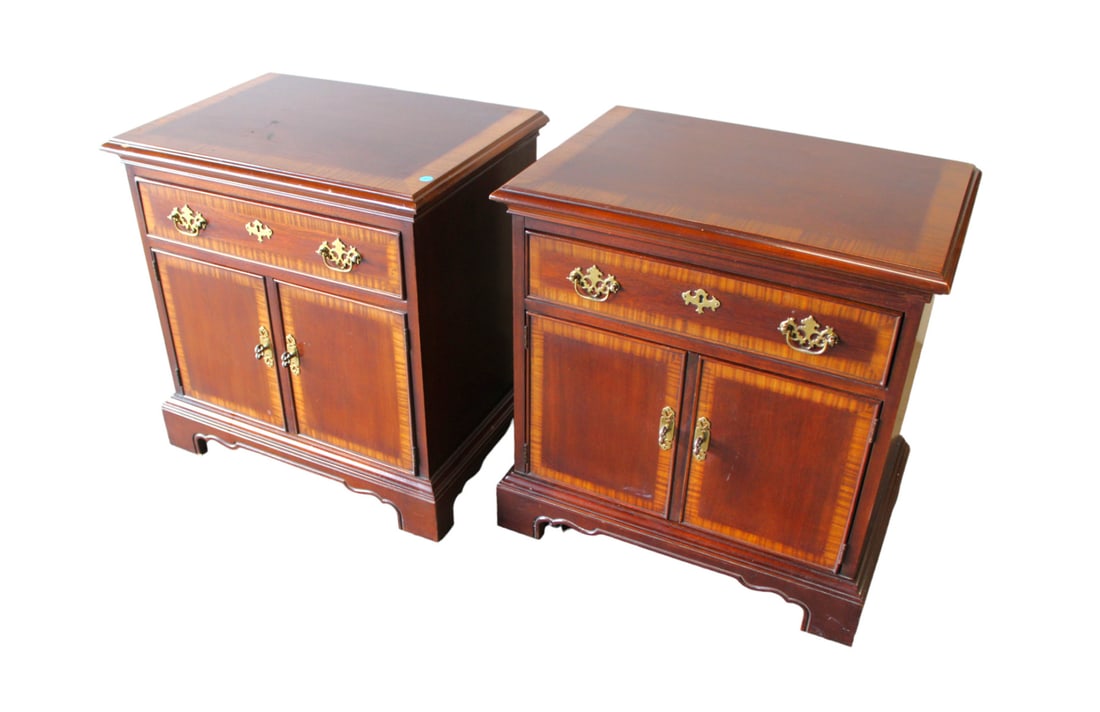Pair of Drexel 18th Century Coll. night stands, banded mahogany (1 of 6)