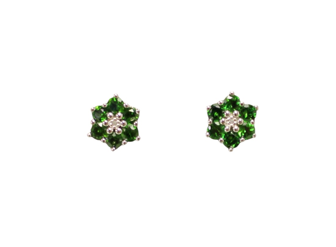 Pair Vintage chrome diopside stud earrings in sterling silver: Pair vintage chrome diopside stud earrings in sterling silver