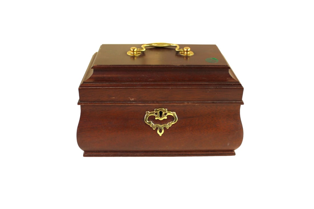 Colonial Williamsburg Kittinger tea caddy (1 of 4)