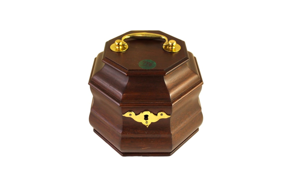 Colonial Williamsburg Kittinger tea caddy with key (1 of 4)