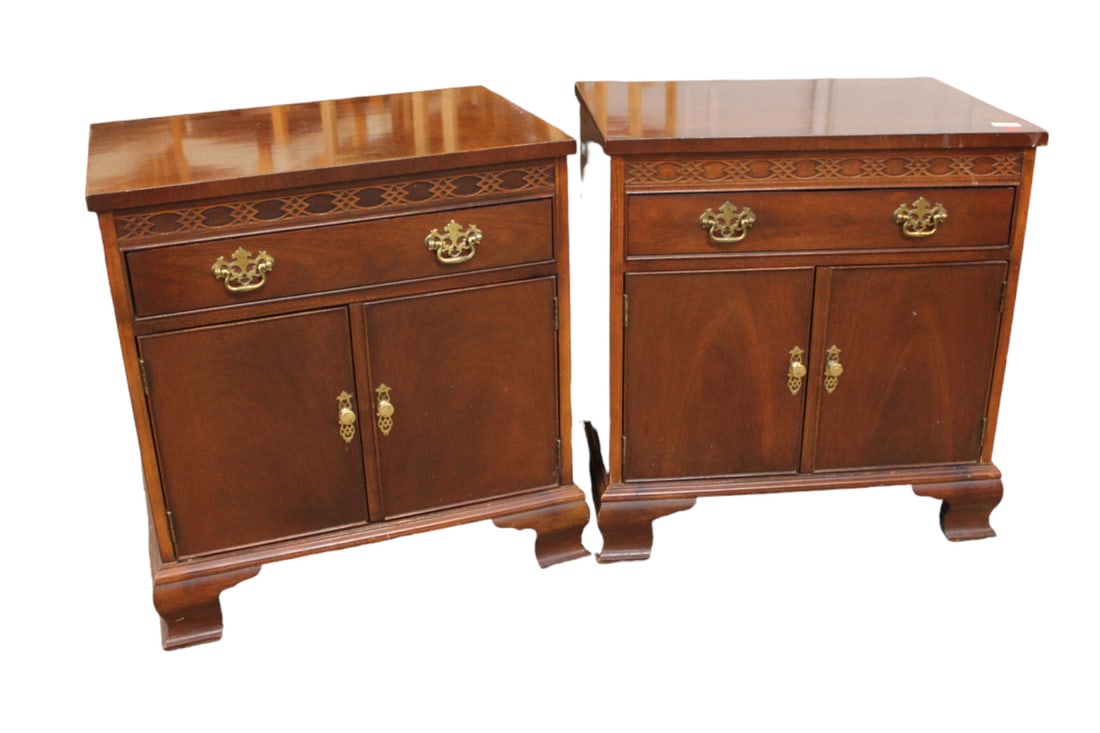 Pair Baker Furniture burl & banded nightstands (1 of 8)