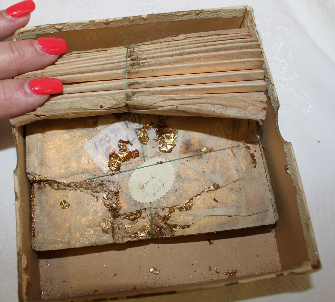Box filled with 100% pure gold leaf sheets: 100% pure gold leaf sheets, box has approx. 12 sheets and pieces in as found condition