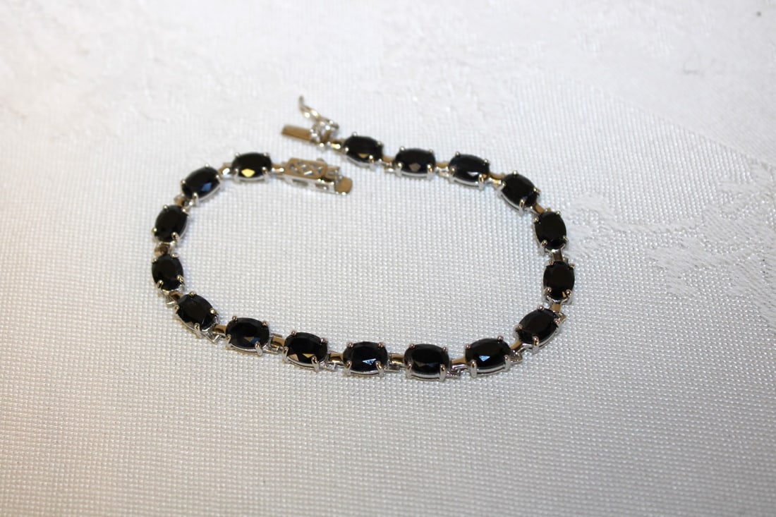 16 cwt. black sapphire bracelet in sterling silver: Approx. 16.0 cwt. black sapphire bracelet in sterling silver size 7"