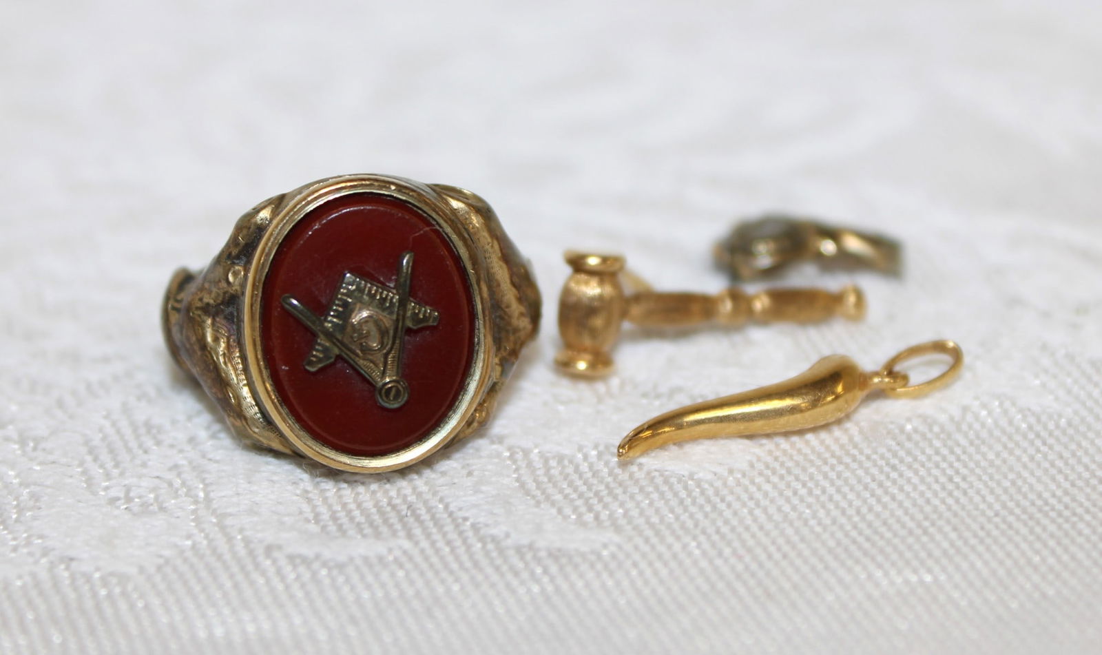 Mixed lot: Italian 14kt horn, gavel and a masonic ring as is (1 of 3)