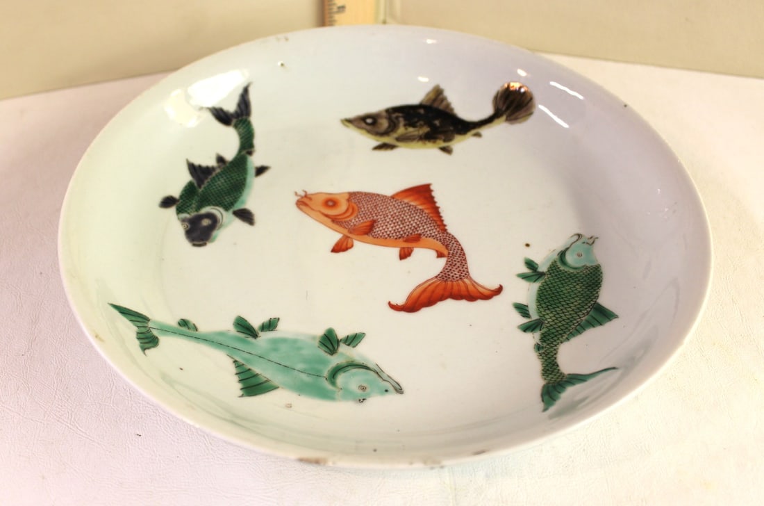 Chinese bowl with decorative fish (1 of 2)