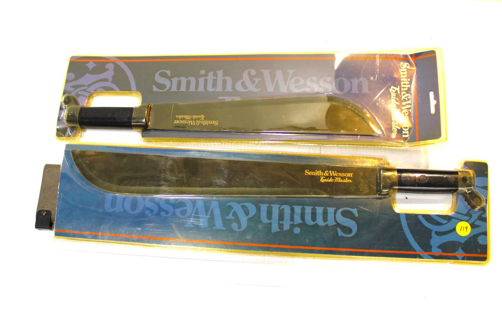 2 Smith & Wesson 2 Guide Master Machetes in original packaging, one has been opened: 2 Smith & Wesson new old stock 2 Guide Master Machetes in original packaging, one has been opened