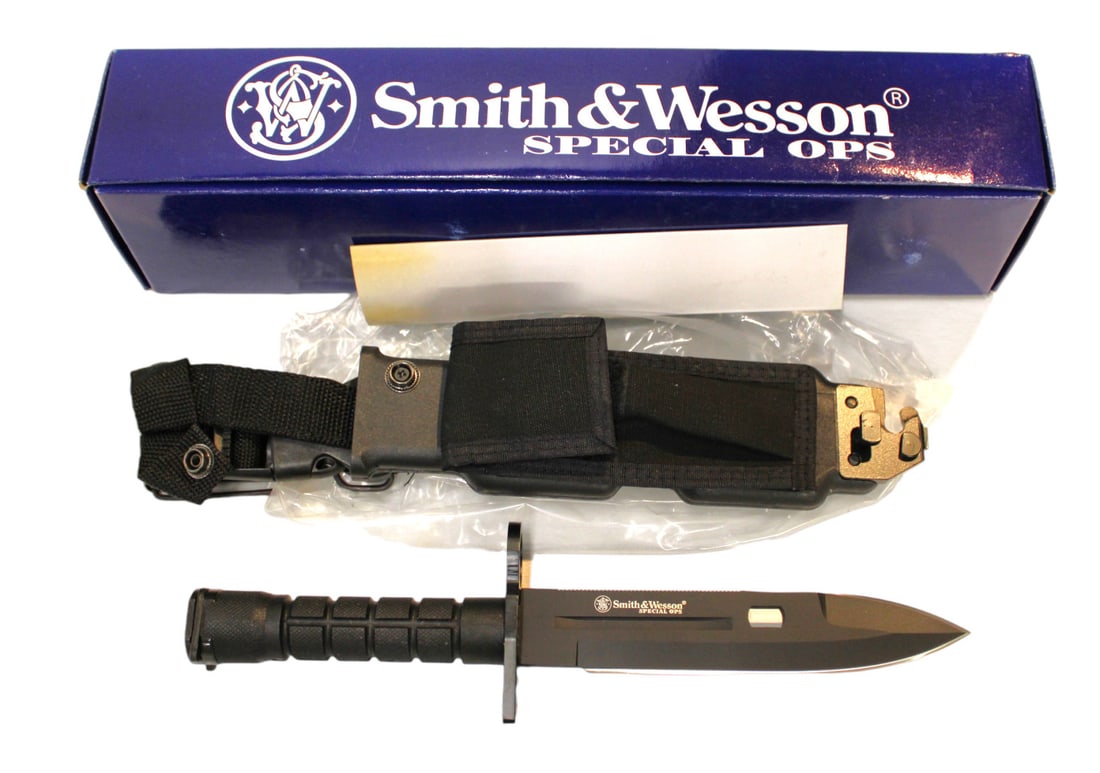 Smith & Wesson Black Special Ops SW1B knife with sheath in original box (1 of 3)