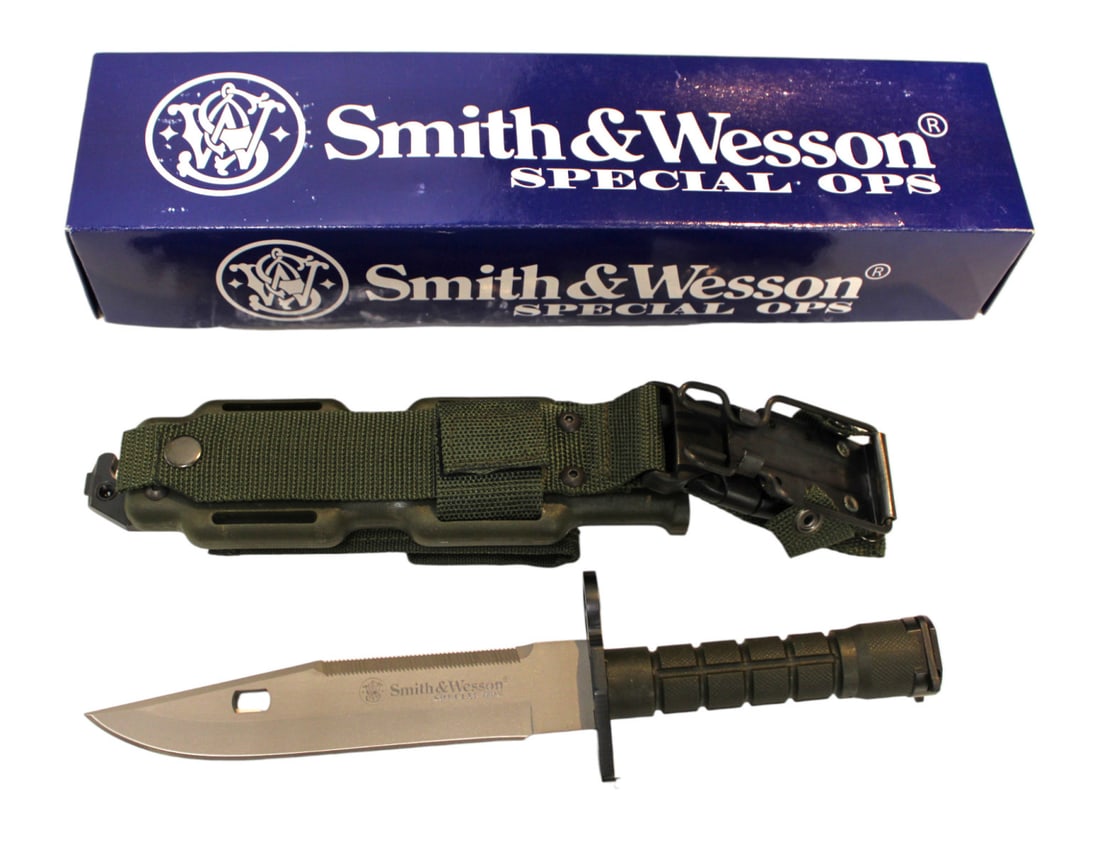 Smith & Wesson Green Special Ops SW2G knife with sheath in original box (1 of 3)