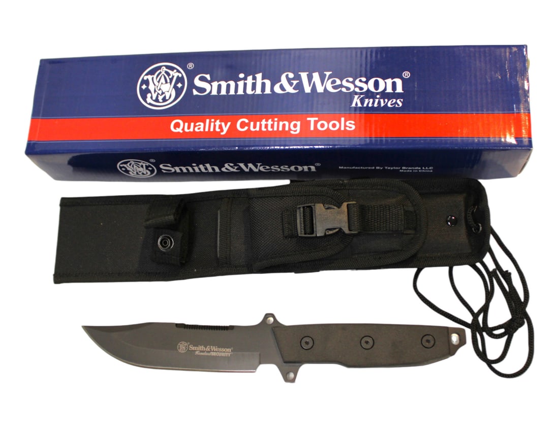 Smith & Wesson Black Special Ops CKSUR4N knife with sheath in original box (1 of 3)