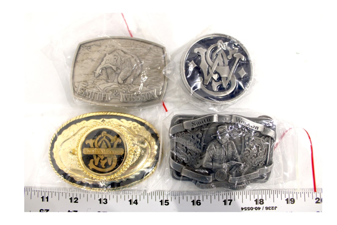 4 Smith & Wesson metal belt buckles (1 of 3)