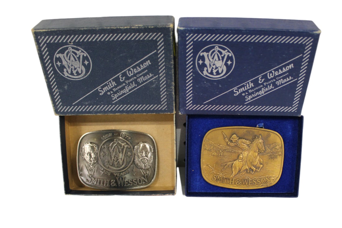 2 Vintage Smith & Wesson belt buckles in original boxes (1 of 4)