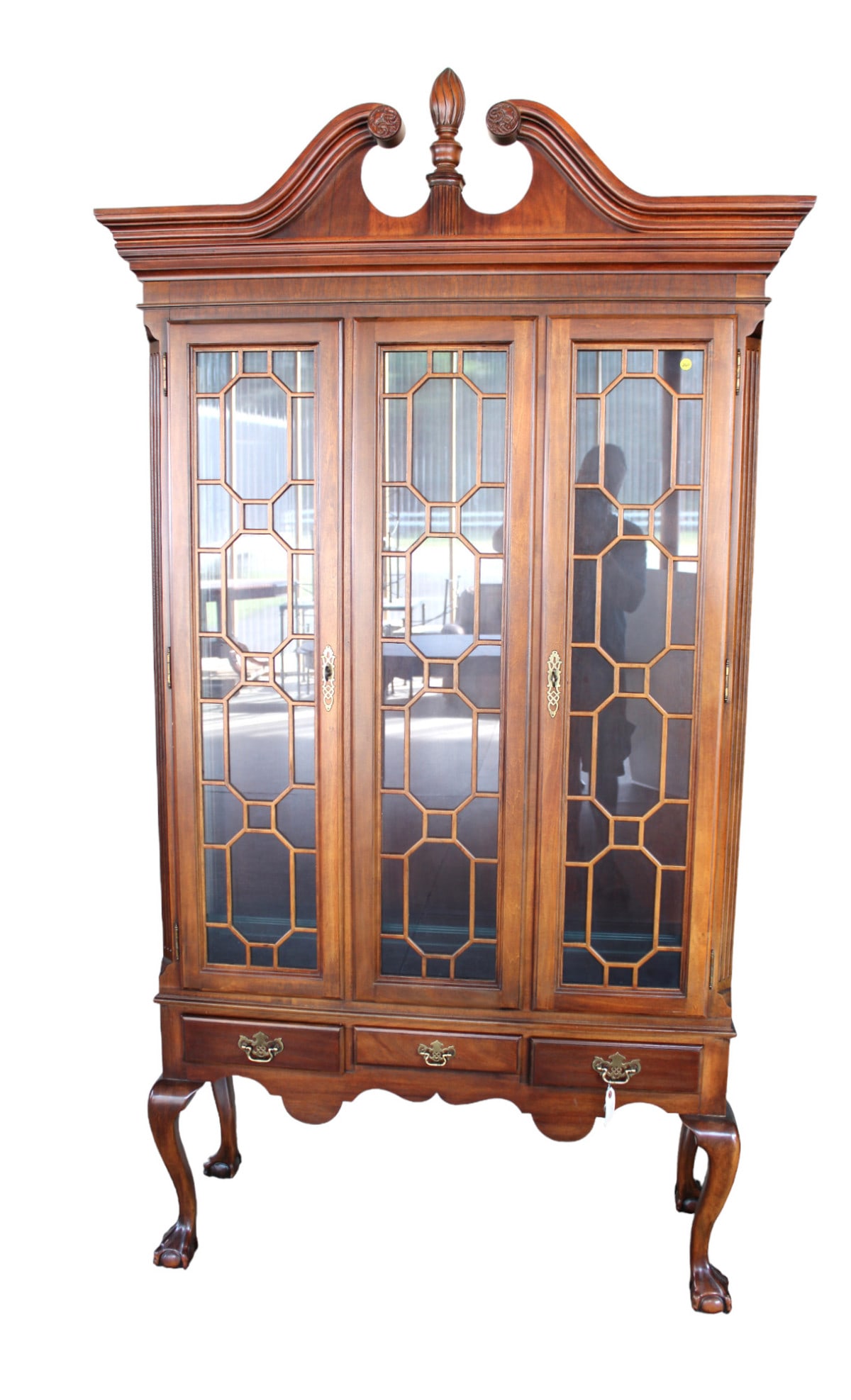 American Drew Independence Coll. ball & claw display cabinet, mahogany (1 of 6)
