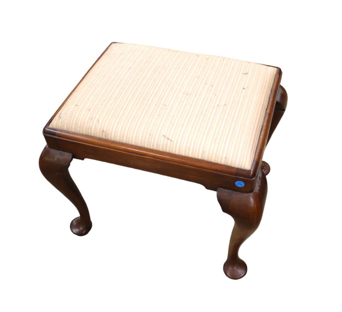 Henkel Harris queen anne bench (1 of 3)