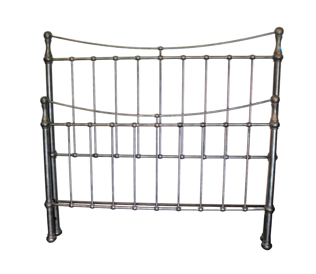 Antique style metal queen size decorator bed (1 of 5)