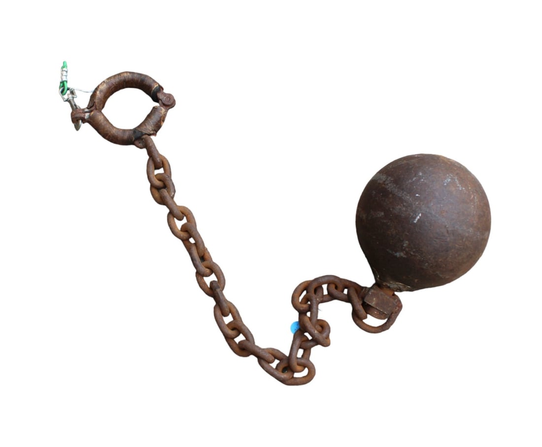 Old cast iron 7" ball & 32" chain. (1 of 3)