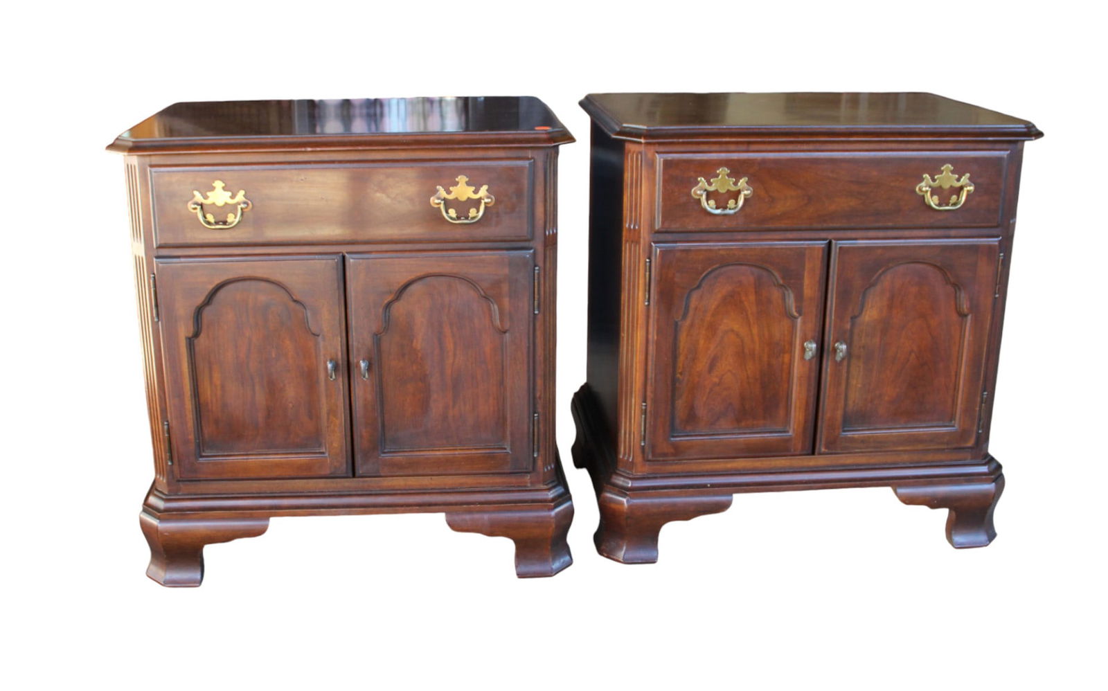 Pair of Drexel solid mahogany 1 drawer 2 door nightstands (1 of 8)