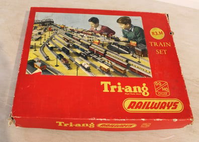 R3.M Train Set Tri-ang Railways 00/H0 Gauge in original box seems complete