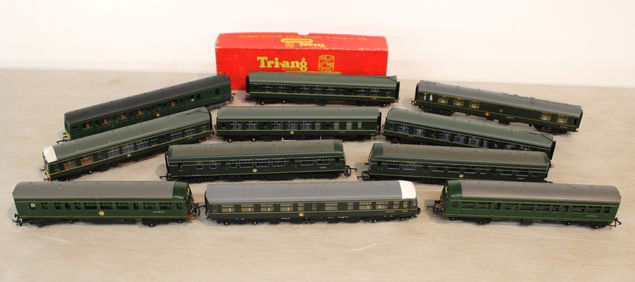 12 Tri-ang Railways 00 gauge R.157 Diesel Railcar in original box and others