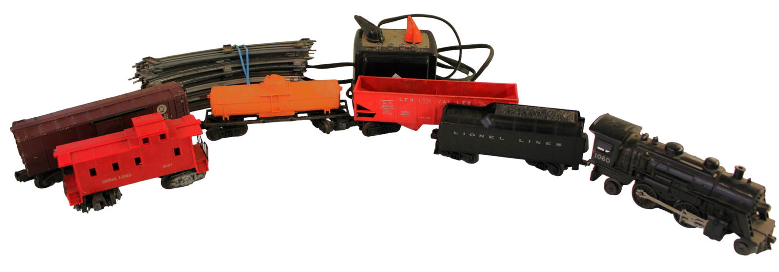 6pc train set working: Lione 1060 engine, cars, transformer and track, ca 1960's: 6 piece train set working: Lionel 1060 engine, cars, transformer and track, ca 1960's