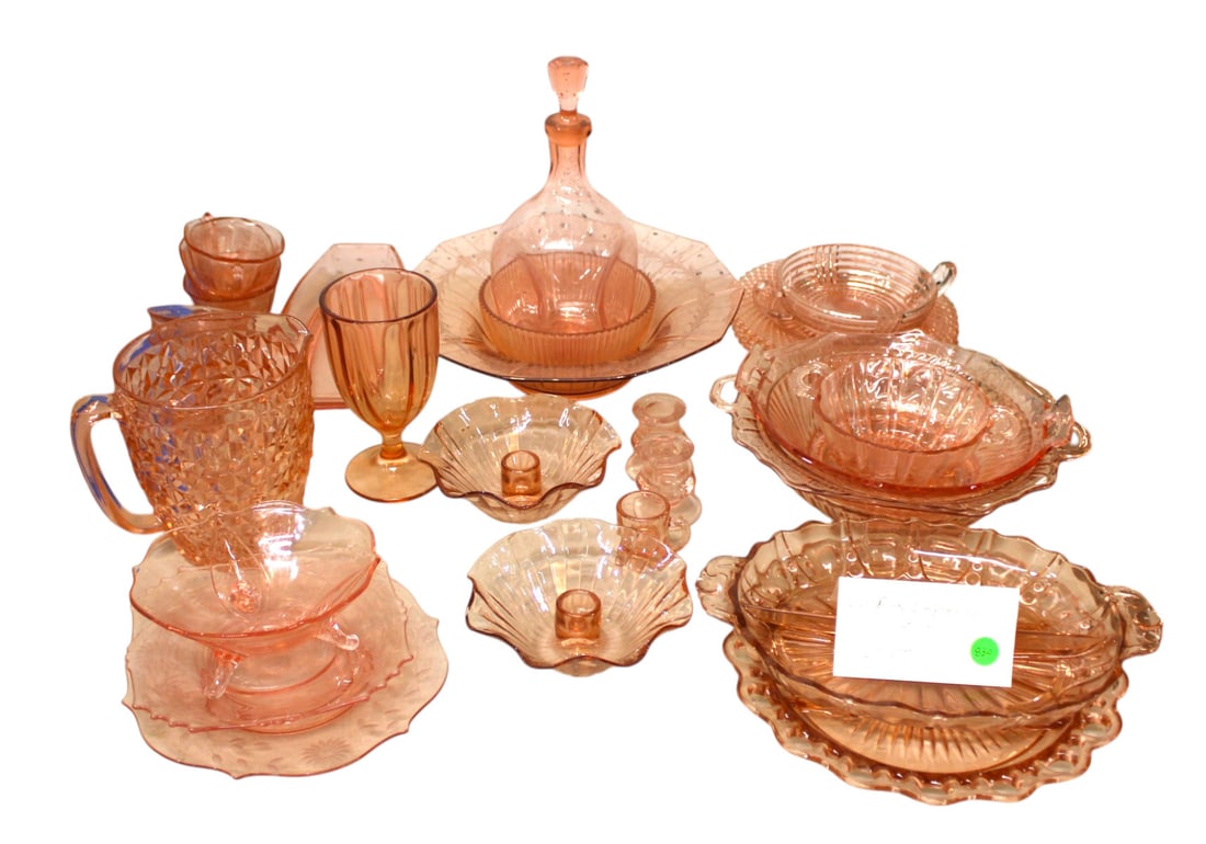 31 pcs. pink depression glass, no noticeable issues seen.: 31 pieces of pink depression glass, no noticeable issues seen.