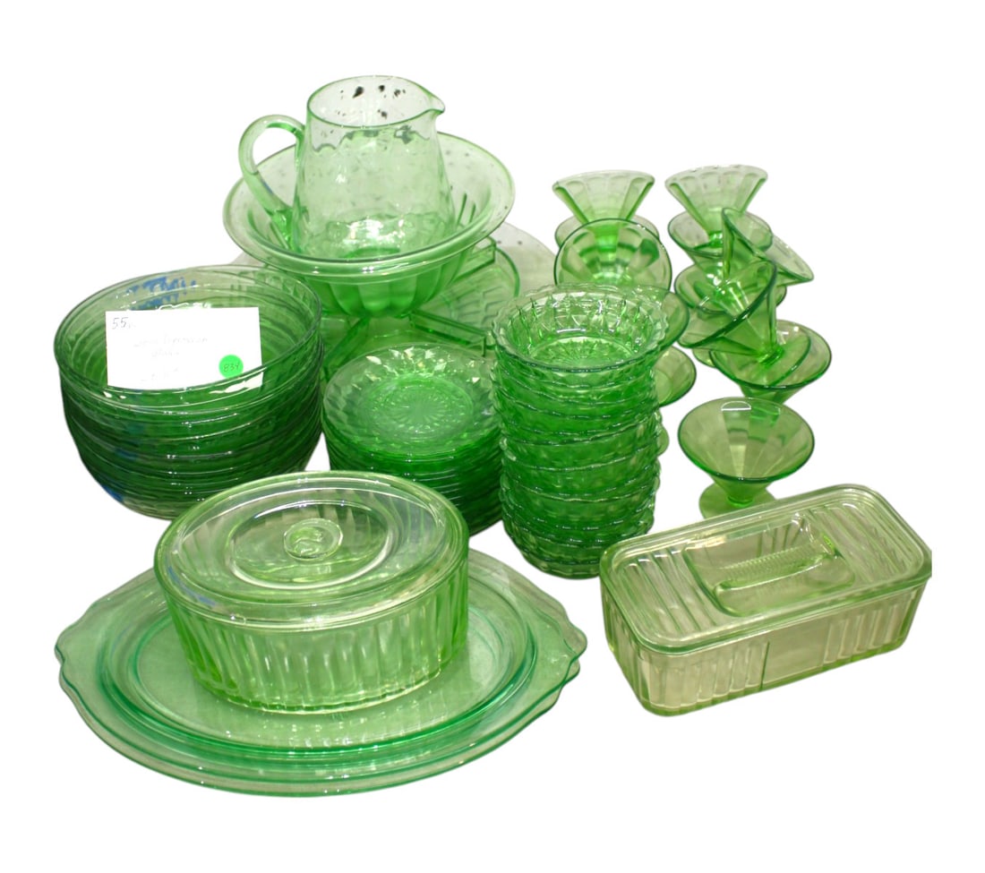 55 pcs. green depression glass, no noticeable issues seen.: 55 pieces of green depression glass, no noticeable issues seen.