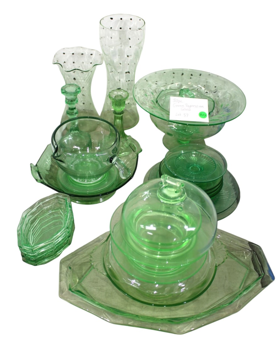 30 pcs. green depression glass, no noticeable issues seen.: 30 pieces of green depression glass, no noticeable issues seen.
