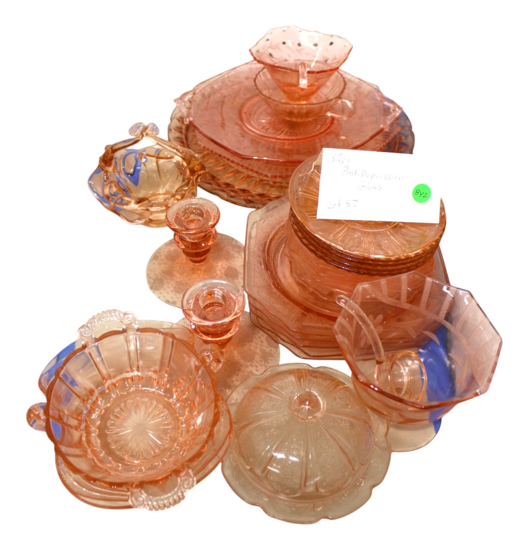 32 pcs. pink depression glass, no noticeable issues seen.: 32 pieces of pink depression glass, no noticeable issues seen.