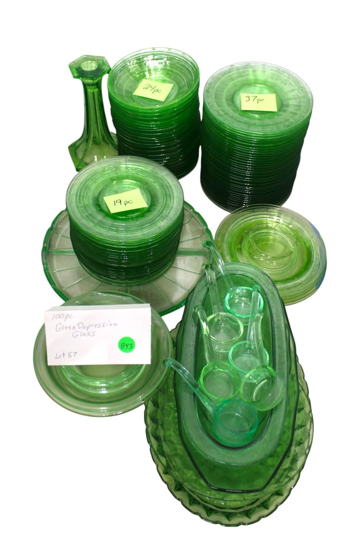 100 pcs. green depression glass, plates, bowls and more, no noticeable issues seen.: 100 pieces of green depression glass, plates, bowls and more, no noticeable issues seen.