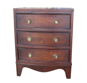 Nice petite mahogany 3 drawer chest