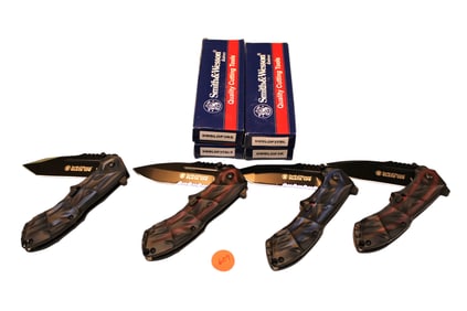 4 Smith & Wesson black ops knives 2 blue 3tbls, 2 3r 3rs purple