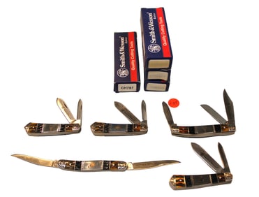 5 Smith & Wesson etched pocket knives: jockey CH2222, deer head CH2222, barrel rider CH2222, bronco