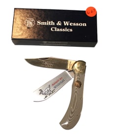 Smith & Wesson knife #702 american white tail 1st run production 289/300  with box