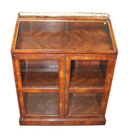 Beautiful Theodore Alexander Althorp Coll. burl mahogany galleried display case and lion head pulls