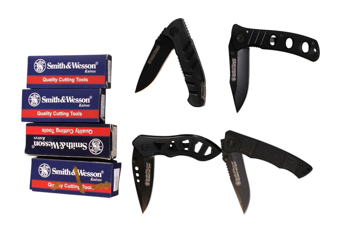 4 Smith and Wesson knives, extreme ops: 4 Smith and Wesson knives, extreme ops and others with boxes
